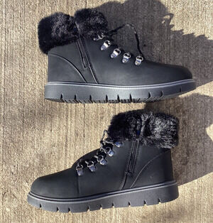Women’s Black Faux Fur Lining & Sole Winter Boots Half Zip on Side Size 9 NEW